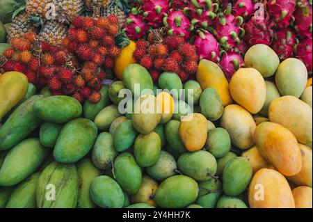 Tropische exotische asiatische Früchte auf dem Markt in Vietnam Stockfoto