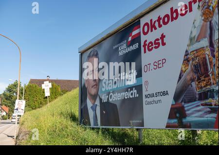 Feldkirch Vorarlberg Österreich 18. September 2024 am 29. September gehen die Österreicher zur Wahl des 28. Nationalrates, des Unterhauses des zweikammerparlaments Österreichs. Im Vorfeld der Wahl hängen Wahlplakate in Feldkirch. Karl Nehammer ÖVP wahl, Nationalratswahl, Österreich, Oesterreich, Nationalrat, zweite Kammer, Österreich, Parlament, Wahlplakate, ovp Stockfoto