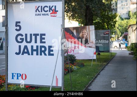 Feldkirch Vorarlberg Österreich 18. September 2024 am 29. September gehen die Österreicher zur Wahl des 28. Nationalrates, des Unterhauses des zweikammerparlaments Österreichs. Im Vorfeld der Wahl hängen Wahlplakate in Feldkirch. Herbert Kickl FPÖ wahl, Nationalratswahl, Österreich,Oesterreich, Nationalrat,zweite Kammer, Österreich, Parlament, Wahlplakate Stockfoto