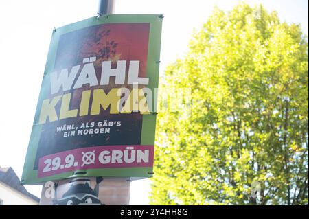 Feldkirch Vorarlberg Österreich 18. September 2024 am 29. September gehen die Österreicher zur Wahl des 28. Nationalrates, des Unterhauses des zweikammerparlaments Österreichs. Im Vorfeld der Wahl hängen Wahlplakate in Feldkirch. GRÜNE wahl, Nationalratswahl, Österreich, Oesterreich, Nationalrat, zweite Kammer, Österreich, Parlament, Wahlplakate, grune Stockfoto