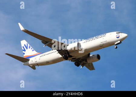 YR-HLA, Sun Express, Boeing 737-800, am 17. September 2024 beim endgültigen Anflug zum Flughafen London Stansted, Essex, UK Stockfoto