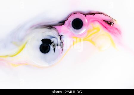 Surrealer abstrakter Hintergrund, kräftige, geschwungene Kurven, fließende Kunst, hoher Farbkontrast, Schwarz-Gelb und Rotrosa, wirbelnd, dynamisches Gefühl, Kopierraum. Stockfoto