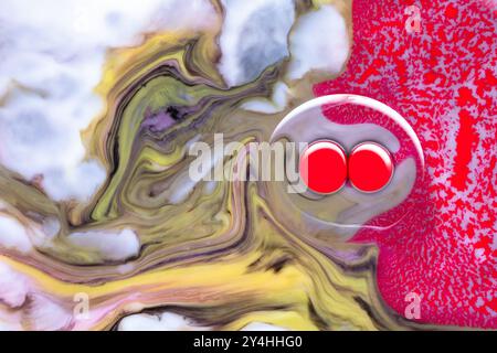 Surreal abstrakt, super seltsam, kräftige rote, gelbe und schwarze Farben, Marmoreffekt, wirbelnde, fließende Kunst, mit Andeutung von Charakter mit roten Augen. Stockfoto