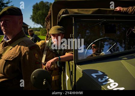 Eerde, Niederlande. September 2024. Während der Veranstaltung versammeln sich Reenactors in Vlagheide. Zum Gedenken an 80 Jahre Freiheit wurde in Vlagheide Artillerie aus dem Zweiten Weltkrieg demonstriert. Vlagheide liegt in der Stadt Eerde nahe der ursprünglichen Landezone, in der Fallschirmjäger der 101. Airborne Division am 17. September 1944 landeten. Sie spielten eine wichtige Rolle bei der Befreiung von Veghel, Schijndel, Sint-Oedenrode und später des Südens der Niederlande und waren Teil der Operation Market Garden. Quelle: SOPA Images Limited/Alamy Live News Stockfoto