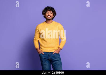 Foto von gutaussehendem Mann tragen gelbe Kleidung Sammlung isoliert auf violettem Hintergrund Stockfoto