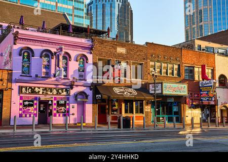 Farbenfrohe Broadway Street Honky-Tonks in der Golden Hour Motion Perspektive Stockfoto