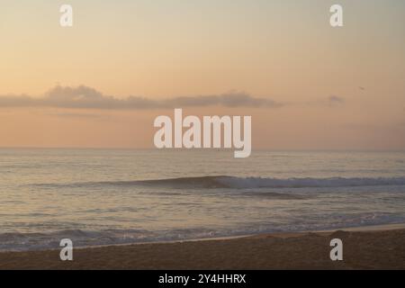Gedämpfte Farben des Sonnenaufgangs an einem trüben Morgen am Nags Head Beach - Outer Banks von North Carolina Stockfoto