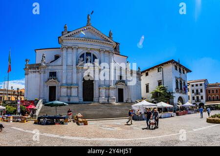 SAN DANIELE DEL FRIULI, ITALIEN – 26. MAI 2024: Die historische Stadt San Daniele del Friuli, bekannt für ihren weltberühmten Prosciutto, bietet malerische Ausblicke Stockfoto