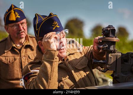 Ein Reenactor sieht, wo die Kanone einer 1944 Kanone während des Ereignisses gerichtet wird. Zum Gedenken an 80 Jahre Freiheit wurde in Vlagheide Artillerie aus dem Zweiten Weltkrieg demonstriert. Vlagheide liegt in der Stadt Eerde nahe der ursprünglichen Landezone, in der Fallschirmjäger der 101. Airborne Division am 17. September 1944 landeten. Sie spielten eine wichtige Rolle bei der Befreiung von Veghel, Schijndel, Sint-Oedenrode und später des Südens der Niederlande und waren Teil der Operation Market Garden. (Foto: Norbert Voskens/SOPA Images/SIPA USA) Stockfoto