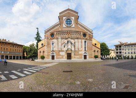 UDINE, ITALIEN – 27. MAI 2024: Duomo Cattedrale Santa Maria Maggiore. Diese Kathedrale zeigt beeindruckende Architektur und komplizierte Details, ein Schlüsselland Stockfoto