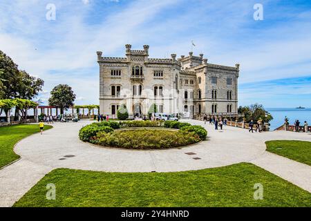 TRIEST, ITALIEN – 29. MAI 2024: Schloss Miramare. Dieses historische Schloss liegt auf einer Klippe mit Blick auf die Adria und verfügt über eine elegante Architektur Stockfoto