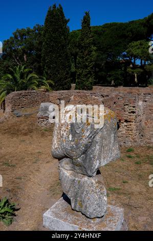 Kopfloses Denkmal und Überreste von Utilitarenvierteln in der Nekropole Porta Romana an der Via Ostiensis in Ostia Antica, Latium, Italien. Stockfoto