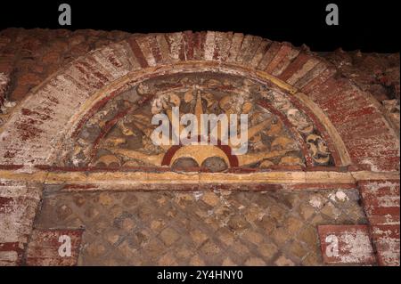 Dekoration auf dem Tomba degli Archetti (Grab der kleinen Bögen), erbaut zu Beginn des 1. Jahrhunderts n. Chr., in Ostia Antica, Italien. Die Dekoration zeigt vielleicht die aufgehende oder untergehende Sonne. Stockfoto