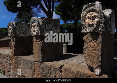 Theatermasken, die im Theater in Ostia Antica, Italien, ausgestellt wurden und einst Teil der architektonischen Dekoration des Theaters waren. Stockfoto