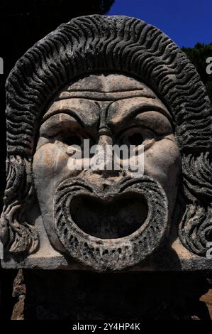 Schrecken oder Qualen auf der römischen Theatermaske, die heute im römischen Theater in Ostia Antica, Italien, ausgestellt wurde und einst Teil der architektonischen Dekoration des Theaters war. Stockfoto