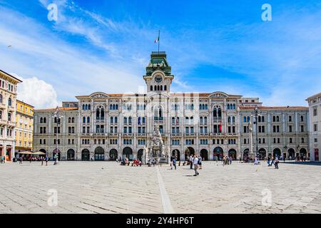 TRIEST, ITALIEN – 29. MAI 2024: Palazzo Comunale und der Brunnen der vier Kontinente auf der Piazza Unità d’Italia. Dieser legendäre Brunnen repräsentiert die Stockfoto