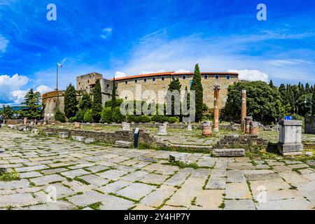 TRIEST, ITALIEN – 29. MAI 2024: Castello di San Giusto. Diese mittelalterliche Burg bietet einen Panoramablick auf Triest und zeigt historische Befestigungen, Stockfoto