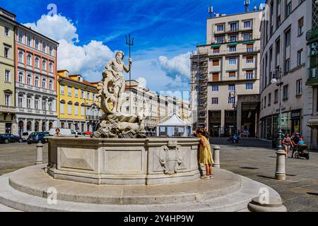 TRIEST, ITALIEN – 29. MAI 2024: Neptun-Statue auf dem Brunnen auf der Piazza della Borsa. Diese berühmte Statue mit dem römischen Gott des Meeres fügt gran hinzu Stockfoto