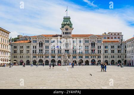 TRIEST, ITALIEN – 29. MAI 2024: Palazzo Comunale und der Brunnen der vier Kontinente auf der Piazza Unità d’Italia. Dieser legendäre Brunnen repräsentiert die Stockfoto