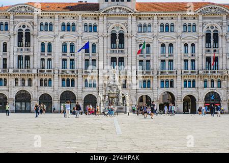 TRIEST, ITALIEN – 29. MAI 2024: Palazzo Comunale und der Brunnen der vier Kontinente auf der Piazza Unità d’Italia. Dieser legendäre Brunnen repräsentiert die Stockfoto