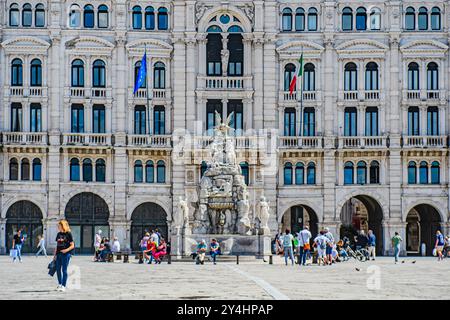 TRIEST, ITALIEN – 29. MAI 2024: Palazzo Comunale und der Brunnen der vier Kontinente auf der Piazza Unità d’Italia. Dieser legendäre Brunnen repräsentiert die Stockfoto