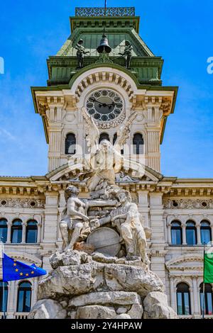 TRIEST, ITALIEN – 29. MAI 2024: Palazzo Comunale und der Brunnen der vier Kontinente auf der Piazza Unità d’Italia. Dieser legendäre Brunnen repräsentiert die Stockfoto