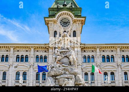 TRIEST, ITALIEN – 29. MAI 2024: Palazzo Comunale und der Brunnen der vier Kontinente auf der Piazza Unità d’Italia. Dieser legendäre Brunnen repräsentiert die Stockfoto