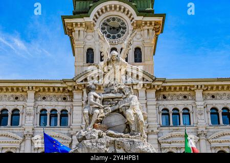 TRIEST, ITALIEN – 29. MAI 2024: Palazzo Comunale und der Brunnen der vier Kontinente auf der Piazza Unità d’Italia. Dieser legendäre Brunnen repräsentiert die Stockfoto