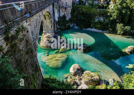 CIVIDALE DEL FRIULI, ITALIEN – 29. MAI 2024: Ponte del Diavolo. Diese mittelalterliche Brücke mit ihrer faszinierenden Legende überspannt den Natisone River und ist eine Nota Stockfoto