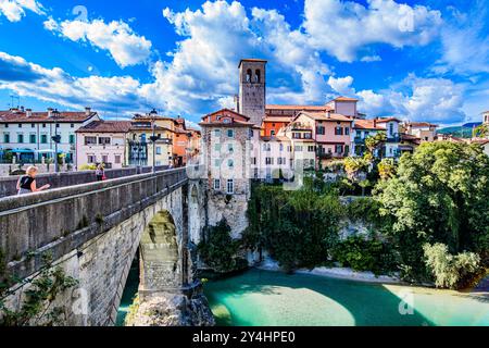 CIVIDALE DEL FRIULI, ITALIEN – 29. MAI 2024: Ponte del Diavolo. Diese mittelalterliche Brücke mit ihrer faszinierenden Legende überspannt den Natisone River und ist eine Nota Stockfoto