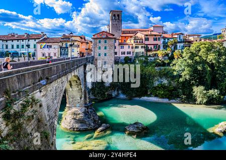 CIVIDALE DEL FRIULI, ITALIEN – 29. MAI 2024: Ponte del Diavolo. Diese mittelalterliche Brücke mit ihrer faszinierenden Legende überspannt den Natisone River und ist eine Nota Stockfoto