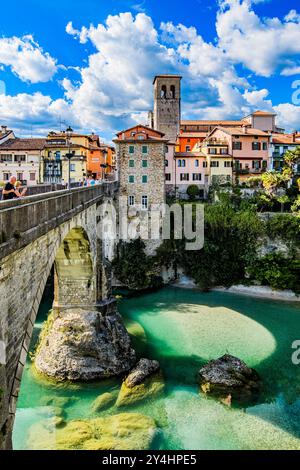 CIVIDALE DEL FRIULI, ITALIEN – 29. MAI 2024: Ponte del Diavolo. Diese mittelalterliche Brücke mit ihrer faszinierenden Legende überspannt den Natisone River und ist eine Nota Stockfoto