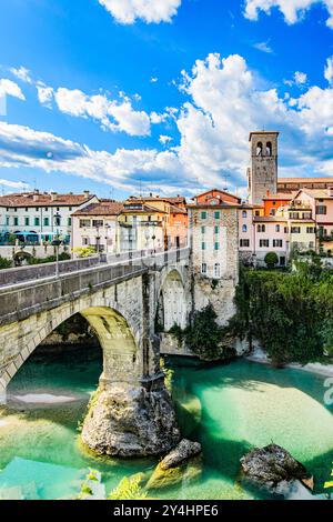 CIVIDALE DEL FRIULI, ITALIEN – 29. MAI 2024: Ponte del Diavolo. Diese mittelalterliche Brücke mit ihrer faszinierenden Legende überspannt den Natisone River und ist eine Nota Stockfoto