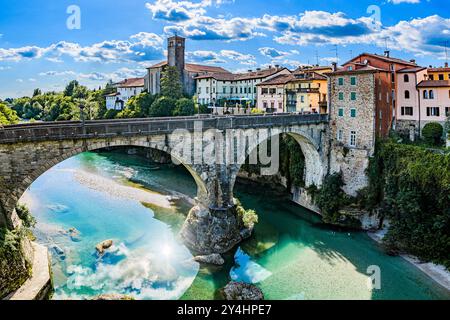 CIVIDALE DEL FRIULI, ITALIEN – 29. MAI 2024: Ponte del Diavolo. Diese mittelalterliche Brücke mit ihrer faszinierenden Legende überspannt den Natisone River und ist eine Nota Stockfoto