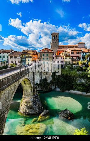 CIVIDALE DEL FRIULI, ITALIEN – 29. MAI 2024: Ponte del Diavolo. Diese mittelalterliche Brücke mit ihrer faszinierenden Legende überspannt den Natisone River und ist eine Nota Stockfoto