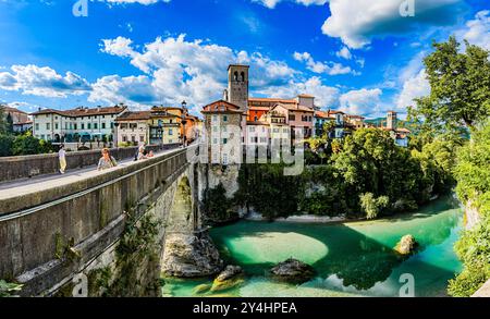 CIVIDALE DEL FRIULI, ITALIEN – 29. MAI 2024: Ponte del Diavolo. Diese mittelalterliche Brücke mit ihrer faszinierenden Legende überspannt den Natisone River und ist eine Nota Stockfoto
