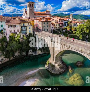 CIVIDALE DEL FRIULI, ITALIEN – 29. MAI 2024: Ponte del Diavolo. Diese mittelalterliche Brücke mit ihrer faszinierenden Legende überspannt den Natisone River und ist eine Nota Stockfoto