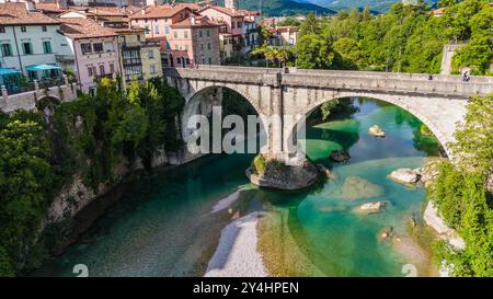 CIVIDALE DEL FRIULI, ITALIEN – 29. MAI 2024: Ponte del Diavolo. Diese mittelalterliche Brücke mit ihrer faszinierenden Legende überspannt den Natisone River und ist eine Nota Stockfoto
