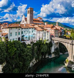 CIVIDALE DEL FRIULI, ITALIEN – 29. MAI 2024: Ponte del Diavolo. Diese mittelalterliche Brücke mit ihrer faszinierenden Legende überspannt den Natisone River und ist eine Nota Stockfoto