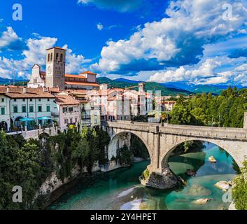 CIVIDALE DEL FRIULI, ITALIEN – 29. MAI 2024: Ponte del Diavolo. Diese mittelalterliche Brücke mit ihrer faszinierenden Legende überspannt den Natisone River und ist eine Nota Stockfoto