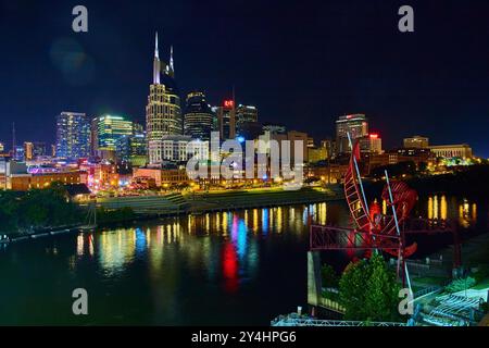 Nashville Skyline ATT Building und Ghost Ballet Night River Reflection Stockfoto