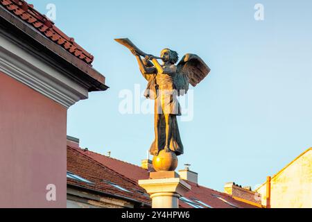 Die Skulptur Uzupis Engel steht stolz im Herzen des künstlerischen Užupis-Viertels, Bildhauer Romas Vilčiauskas ( 2002). Vilnius, Litauen Stockfoto