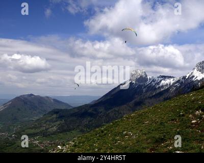 Gleitschirmfliegen in Forclaz über dem See Annecy in Haute Savoie, Frankreich Stockfoto