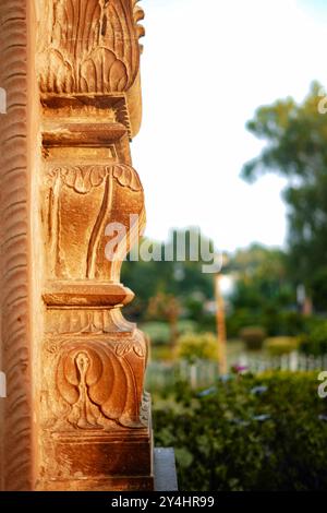 Wandschnitzerei auf der Seite des Gebäudes im alten islamischen Stil. Stockfoto