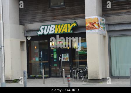 U-Bahn-Geschäft im Bereich der Queen Street. Cardiff, Wales, Vereinigtes Königreich. Juli 2024. Stockfoto