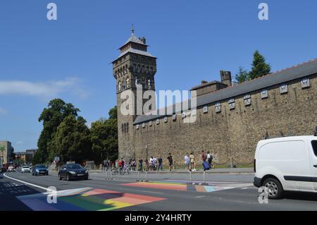 Fahrzeuge passieren den Uhrturm und die Mauern von Cardiff Castle. Cardiff Wales, Vereinigtes Königreich. Juli 2024. Stockfoto