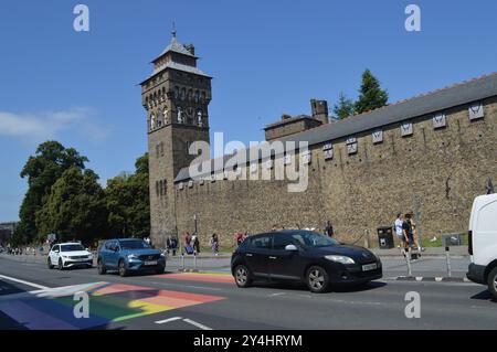 Fahrzeuge passieren den Uhrturm und die Mauern von Cardiff Castle. Cardiff Wales, Vereinigtes Königreich. Juli 2024. Stockfoto