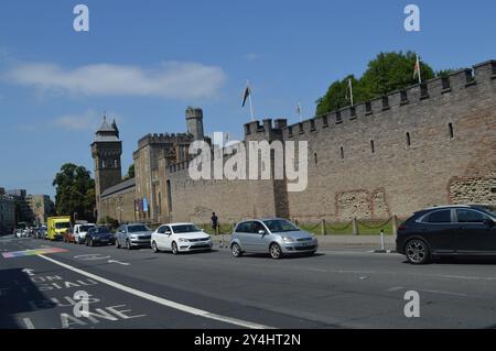 Fahrzeuge passieren den Uhrturm und die Mauern von Cardiff Castle. Cardiff Wales, Vereinigtes Königreich. Juli 2024. Stockfoto