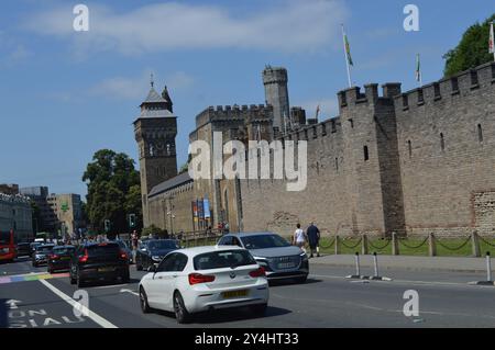 Fahrzeuge passieren den Uhrturm und die Mauern von Cardiff Castle. Cardiff Wales, Vereinigtes Königreich. Juli 2024. Stockfoto