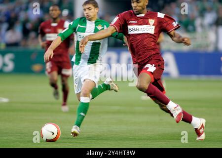 Sevilla, Spanien, 11. Mai 2008, Kanoute und Rivera treten beim lokalen Derby zwischen Sevilla FC und Real Betis am 11. Mai 2008 in Sevilla heftig an. Stockfoto